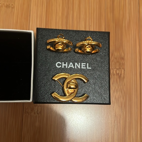 Chanel turn lock earrings and brooch - Picture 6 of 13